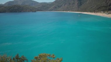 Oludeniz ve Fethiye 'nin doğal parkının muhteşem panoramik manzarası. Mavi lagün ve sakin akuamarin ölü deniz..