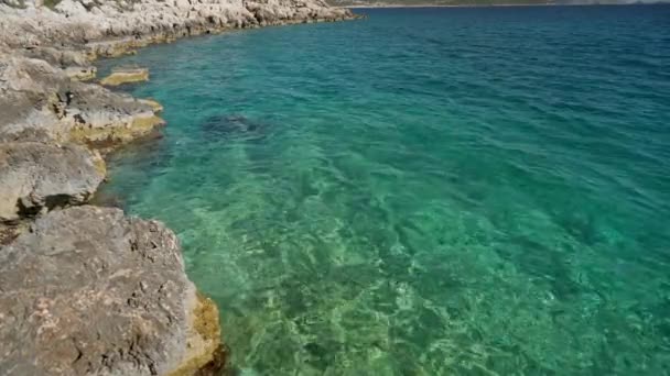 Zavřít Široký Výhled Čistou Tyrkysovou Vodu Středozemního Moře Skalnatém Pobřeží — Stock video