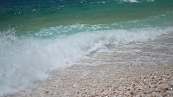 Slow Motion Footage Tropical Island Sea Waves Crashing Foaming Pebble — Vídeos de Stock