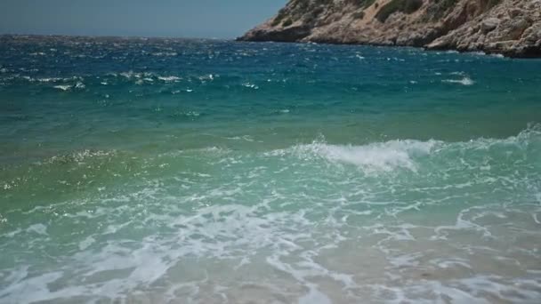 Slow Motion Footage Tropical Island Sea Waves Crashing Foaming Pebble — Stockvideo