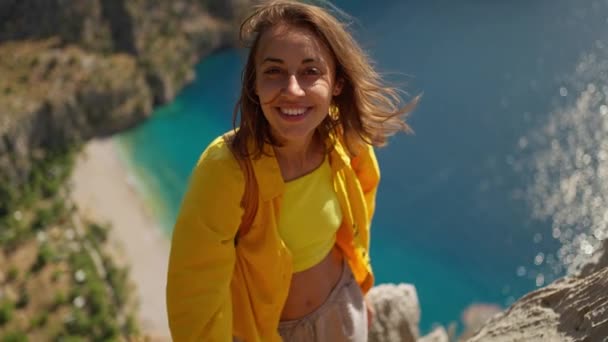 Pov Happy Woman Hiker Yellow Shirt Gives Hand Her Teammate — Vídeos de Stock