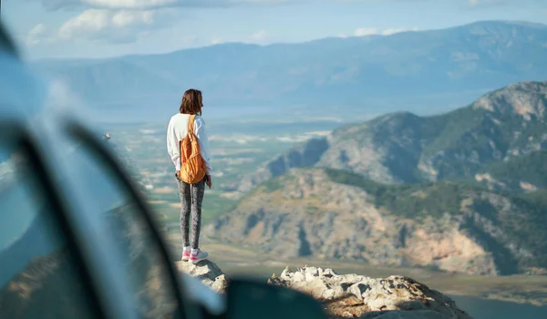 Solo Traveling Road Trip Woman Orange Backpack Standing Cliff Mountains — 스톡 사진