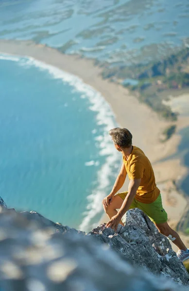 Top View Man Traveler Rock Enjoying View Mountain Beautiful Seashore — 스톡 사진