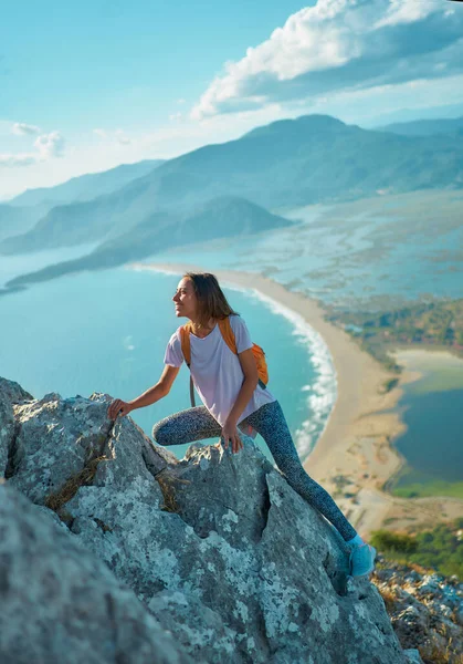 Young Woman Hiker Rock Climber Climbs Cliff Mountain Beautiful Sea – stockfoto