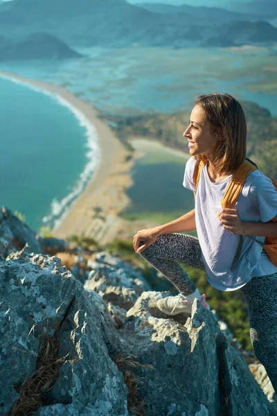 Young Woman Hiker Rock Climber Climbs Cliff Mountain Beautiful Sea – stockfoto