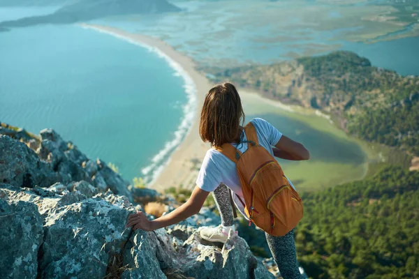 Back View Tourist Woman Climbing Rock Hiking Mountains Beautiful Seashore — Foto Stock