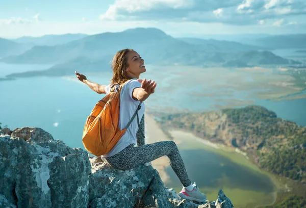 Beautiful Happy Female Hikers Top Mountain Enjoying Valley View Sits — 스톡 사진