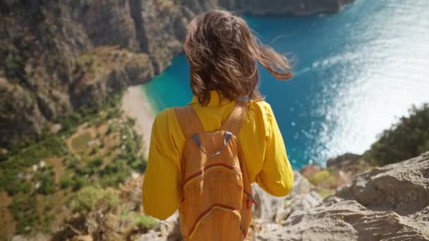 Aerial Top View Woman Traveler Blowing Hair Enjoying Beautiful View — Αρχείο Βίντεο