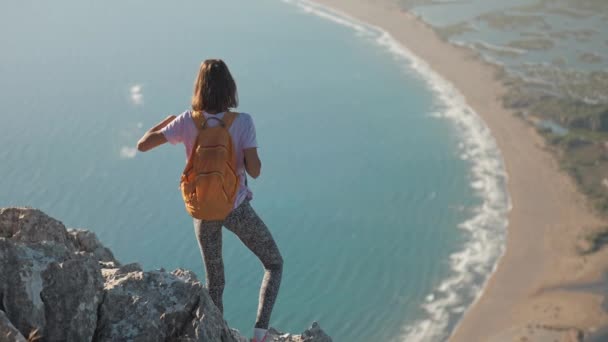 Buautiful Woman Hiker Stands Edge Cliff Hiking Mountains Beautiful Seashore — 图库视频影像