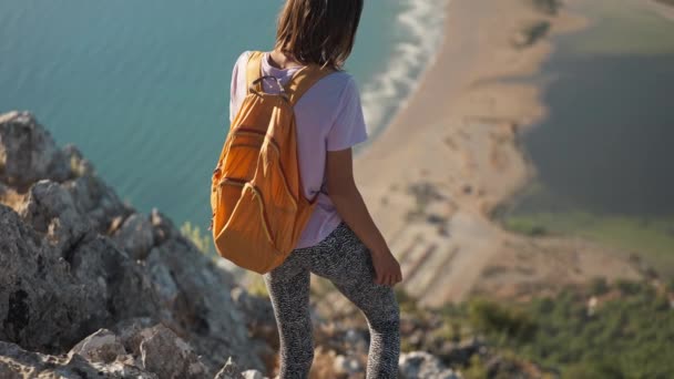 Buautiful Woman Hiker Stands Edge Cliff Hiking Mountains Beautiful Seashore — Stock Video