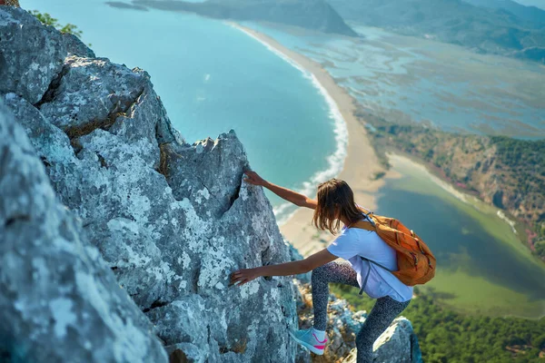 Young Woman Hiker Climbing Cliff Beautiful Sea Coast Mountain Range — стокове фото