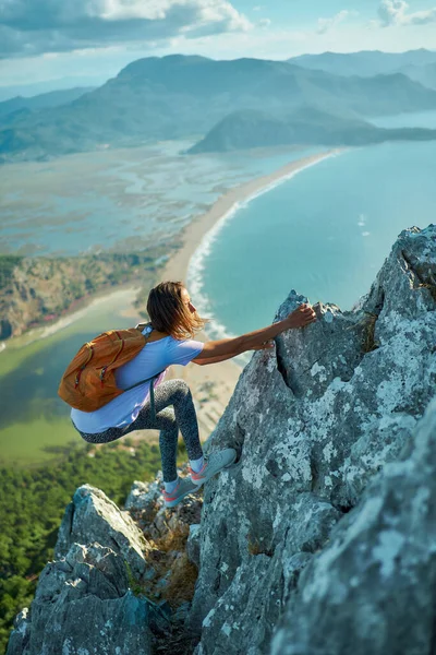 Vertical Image Active Woman Climbing Cliff Beautiful Beach Sea Mountain — стокове фото