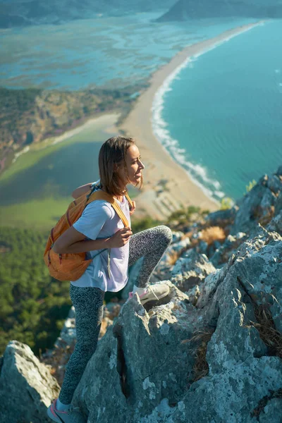 Tourist Woman Rock Climber Hiking Mountains Rocks Beautiful Sea Coast — Foto Stock