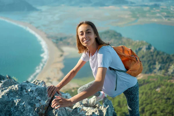 Outdoor Adventure Portrait Overjoyed Woman Hiker Top Mountain Beautiful Sea — 스톡 사진