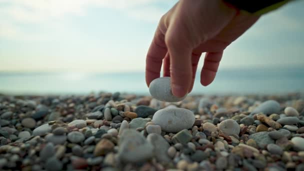Closeup Slow Motion Mans Hand Tries Build Stone Piramida Pebble — Vídeo de Stock