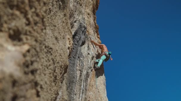 Slow Motion Bottom View Muscular Strong Man Rock Climber Climbs — Stockvideo