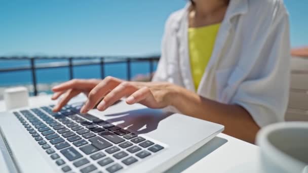 ビジネス女性の女性プロのユーザー労働者の女性の手ノートパソコンのキーボードを入力して使用して屋外に座って夏の海の休暇旅行オンラインで作業しながら 技術の概念は サイドビューを閉じます — ストック動画