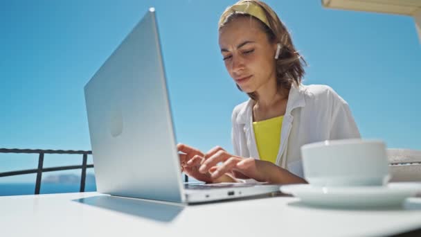 테라스에서 노트북 키보드를 아름다운 풍경을 있습니다 컴퓨터로 글씨쓰는 여자를 마무리 — 비디오