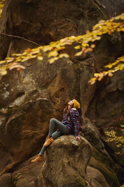 Vertical Inspiring Wanderlust Shot Travel Hipster Woman Relaxing Nature Sits – stockfoto