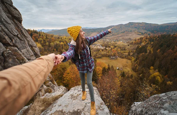 Couple Travelers Holding Hands Woman Wanting Her Man Follow Her — Foto Stock