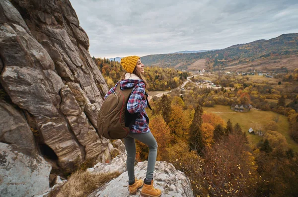 Young Woman Traveler Backpacker Standing Top Cliff Autumn Landscape Valley — Stock fotografie