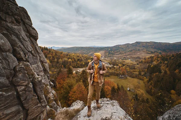 Young Man Hiker Backpacker Standing Top Cliff Autumn Mountains Enjoying — kuvapankkivalokuva