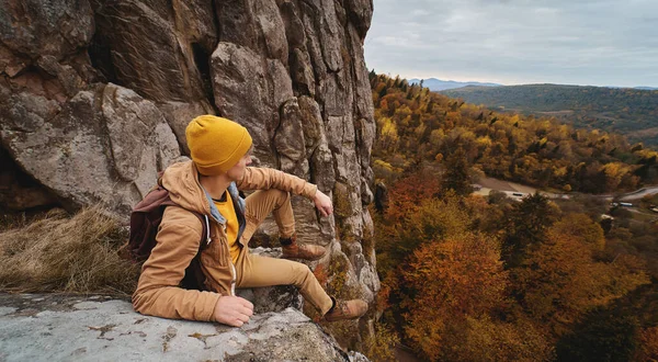 Man Traveler Sitting Cliff Bridge Edge Autumn Forest Hills View — 스톡 사진