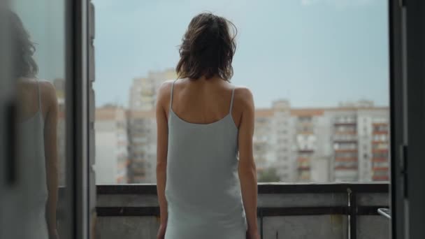 Evde Balkonda Duran Genç Bir Kadının Arkadan Görünüşü Yavaş Çekim — Stok video