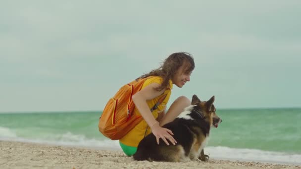 งสาวท เสน เวลาร วมก ยงของเธอส Corgi กกลางแจ ชายหาดทรายทะเลตอนพระอาท นทางไปก ตรภาพและความอ — วีดีโอสต็อก