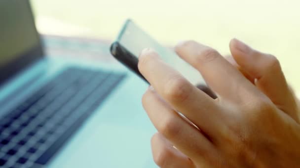 Close Side View Mulheres Mão Praia Com Laptop Usando Smartphone — Vídeo de Stock