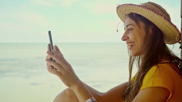 Vista Lateral Mulher Chapéu Praia Usando Smartphone Bate Papo Line — Vídeo de Stock