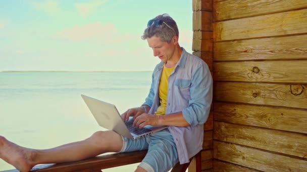 Portrét Optimistický Úsměv Muž Volné Noze Pracuje Venku Pláži Modrého — Stock video