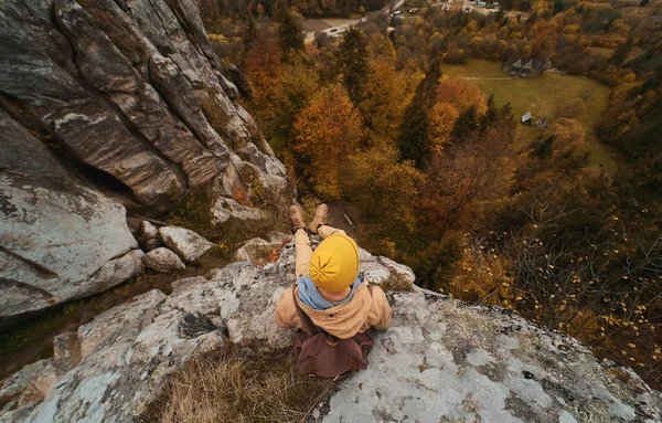 Top View Alone Hiker Man Backpack Sitting Cliff Enjoying Fall — 스톡 사진