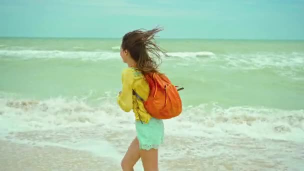 Щаслива Жінка Насолоджується Бігом Піщаному Пляжі Вітряний Штормовий День Розмахуючи — стокове відео
