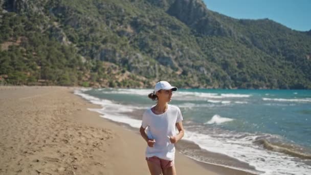 Αργή Κίνηση Του Σπορ Γυναίκα Τρέχει Στην Παραλία Κύματα Παφλασμό — Αρχείο Βίντεο