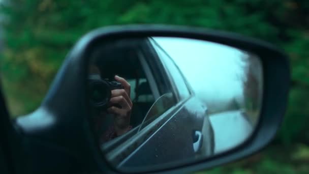 Landschaft Von Nebligem Wald Und Straße Seitenspiegel Spiegelbild Des Autos — Stockvideo