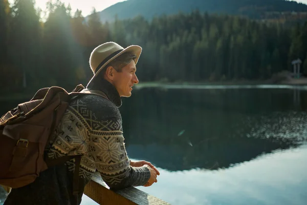 Portrait Young Millennial Traveller Man Hat Backpack Enjoying Mountain Lake – stockfoto