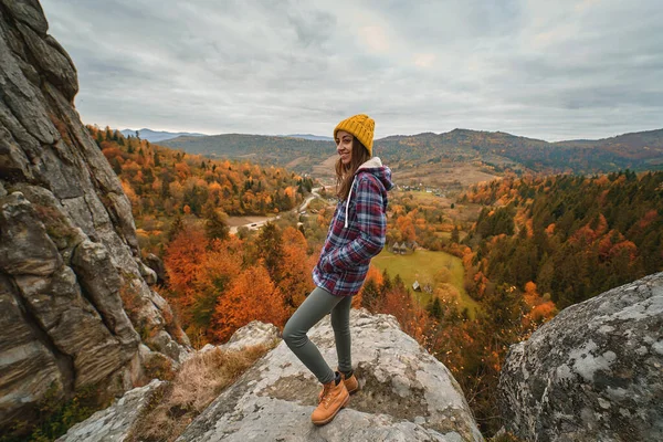 Inspiring Wanderlust Shot Travel Hipster Womam Standing Top Cliff Autumn — kuvapankkivalokuva