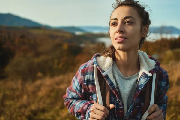 Close Face Young Confident Woman Hiker Standing Slope Mountain Ridge — kuvapankkivalokuva