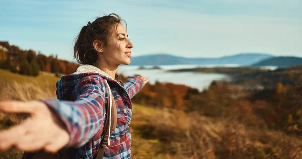 Young Beautiful Hiker Woman Admiring Nature View Opening Arms Sky — kuvapankkivalokuva