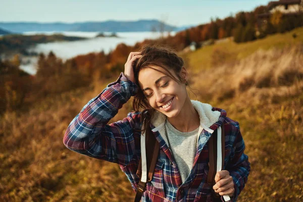 Portrait Happy Carefree Girl Enjoying Hiking Mountains Standing Slope Hiils – stockfoto