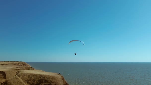 Luchtfoto Slow Motion Filmen Van Actieve Vrije Tijd Met Paragliding — Stockvideo