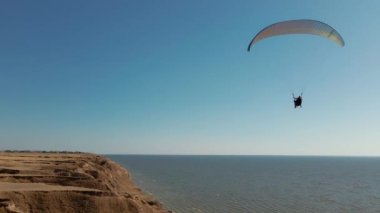 Yamaç paraşütü, aktif yaşam tarzı ekstrem spor konsepti ile aktif boş zamanların yavaş çekim görüntüsü. Ukrayna, Kherson bölgesi, Stanislav