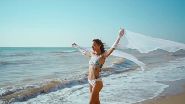 Ağır Çekim Yaz Seyahat Konsepti Kumsalda Pareo Ile Bikinili Mutlu — Stok video