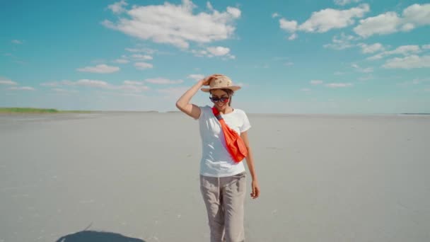 Szczęśliwy Podróżnik Kobieta Okularach Spacery Suszonym Dnie Słonego Jeziora Wygląda — Wideo stockowe