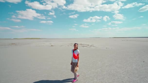 Ευτυχής Ταξιδιώτης Γυναίκα Περπατά Αποξηραμένα Πυθμένα Της Λίμνης Αλάτι Μοιάζει — Αρχείο Βίντεο