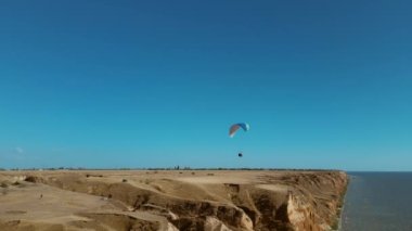 Yamaç paraşütü, aktif yaşam tarzı ekstrem spor konsepti ile aktif boş zamanların yavaş çekim görüntüsü. Ukrayna, Kherson bölgesi, Stanislav
