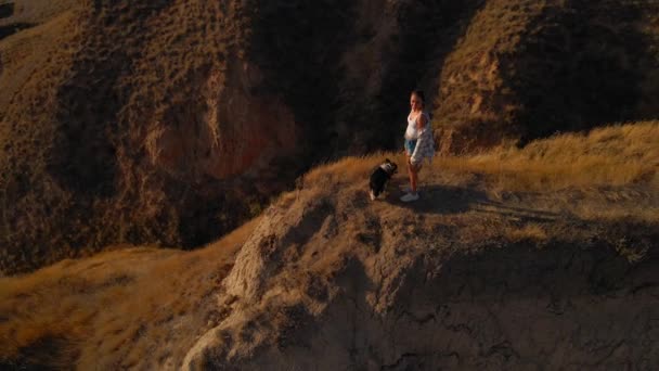 Glückliche Brünette Frau Mit Wehenden Haaren Steht Auf Einem Hügel — Stockvideo