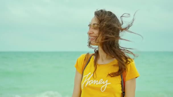 Özgürlük Portresi Gülen Kadın Deniz Sahilinde Tatil Yapıyor Kendini Iyi — Stok video