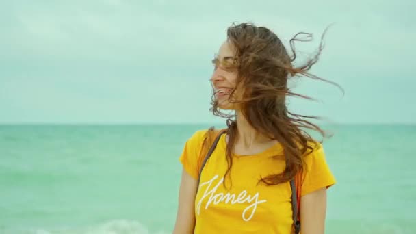 Retrato Liberdade Mulher Rindo Desfrutando Mar Praia Escapadela Férias Sentindo — Vídeo de Stock